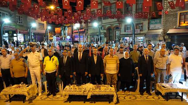 15 Temmuz Demokrasi ve Milli Birlik Günü Anma Etkinlikleri programı, Atatürk Anıtı önünde vatandaşlarımızın yoğun katılımları ile gerçekleşti.