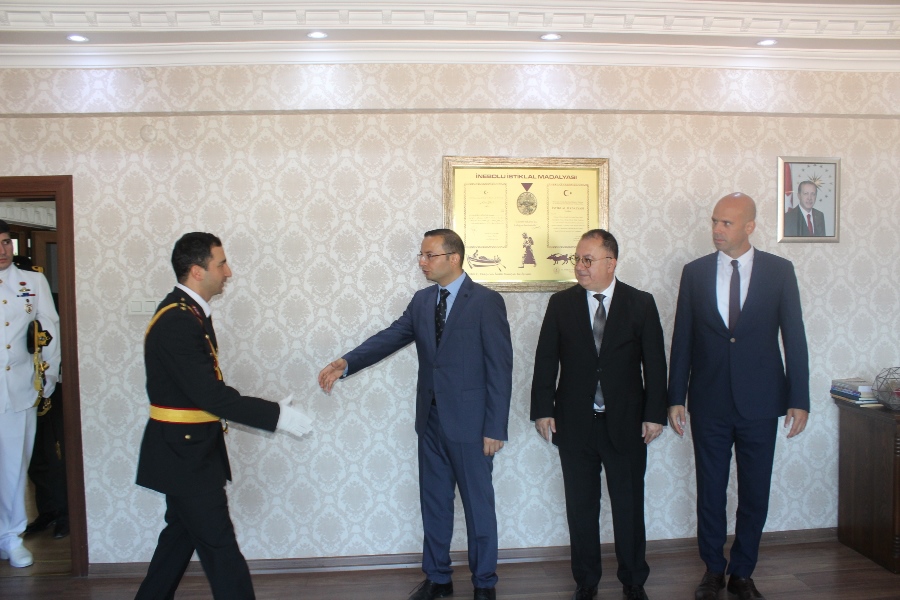 Kaymakamımız Ahmet Vezir Baycar 30 Ağustos Zafer Bayramı Kutlamaları nedeniyle makamında tebrikleri kabul etti.